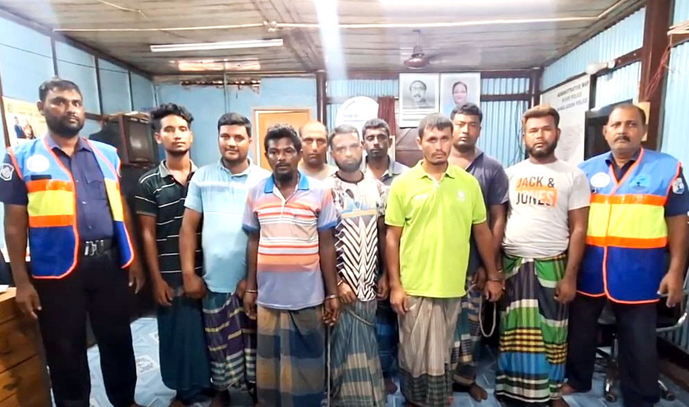 চাঁদপুরে নৌ থানা পুলিশের অভিযানে ১৫ বাল্কহেডসহ ২৩ শ্রমিক আটক